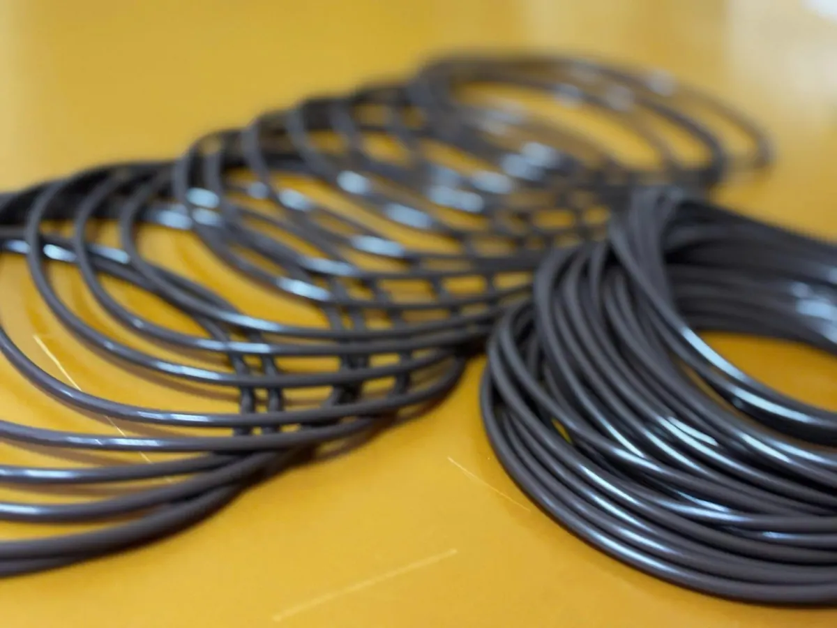 Chồng oring đen xếp dải đều trên bàn vàng cam