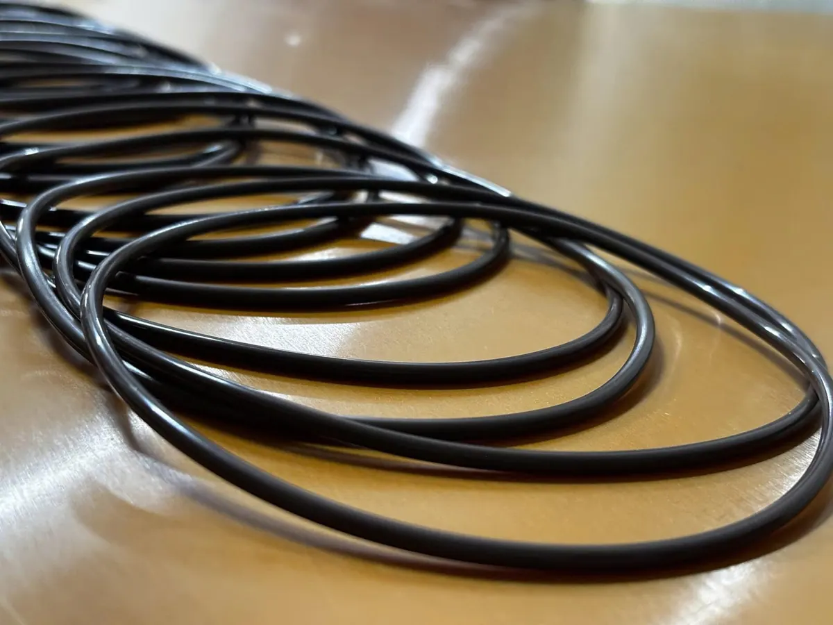 Bó oring đen cuộn tròn trên bàn vàng cam