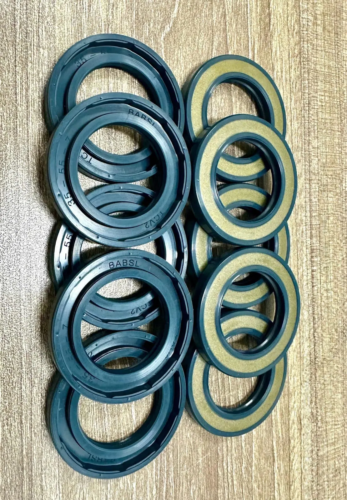 Các vòng đệm phớt bơm xếp trên nền gỗ