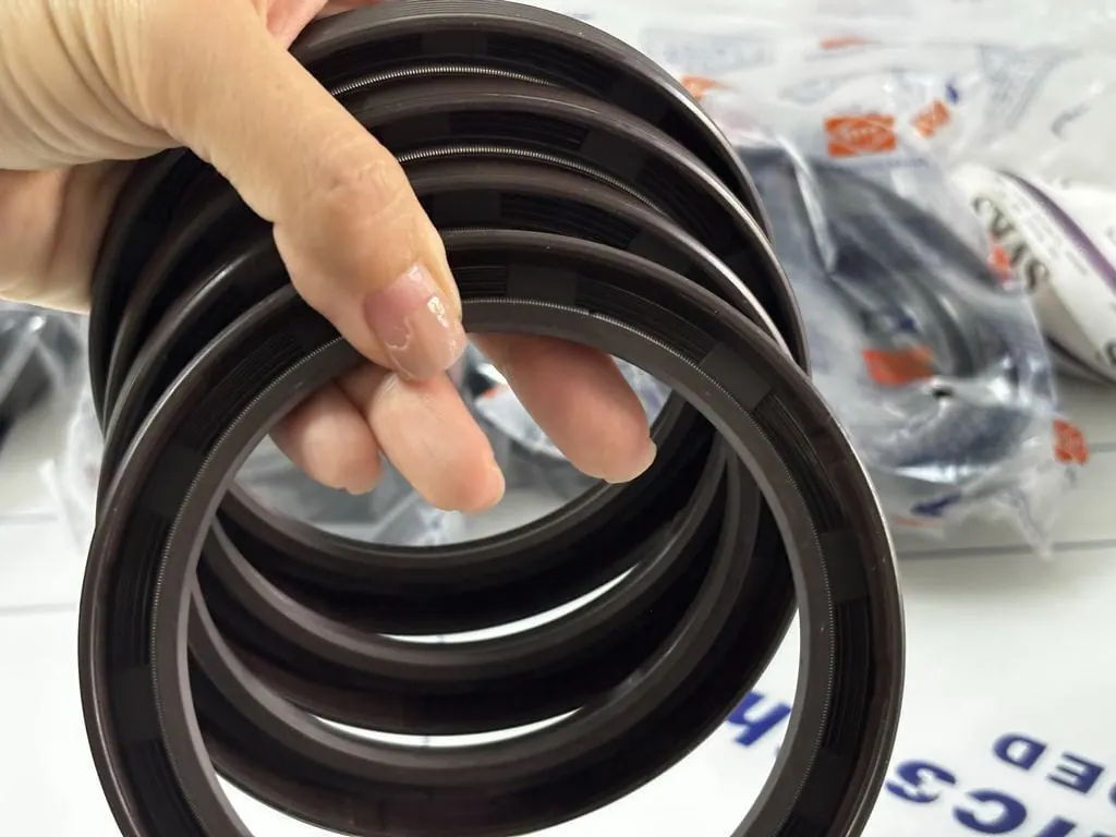 Tay tách các chiếc phớt trong chồng phớt