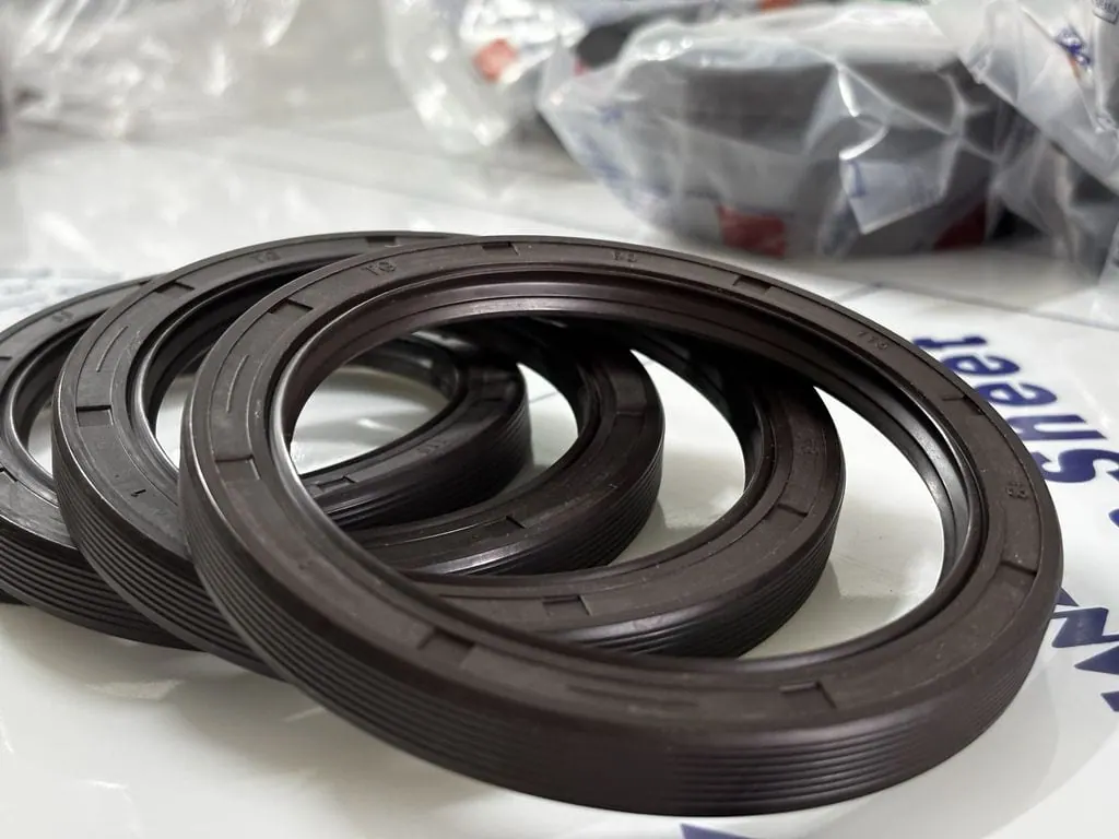 Phớt chắn dầu cỡ lớn xếp toả trên nền bao bì