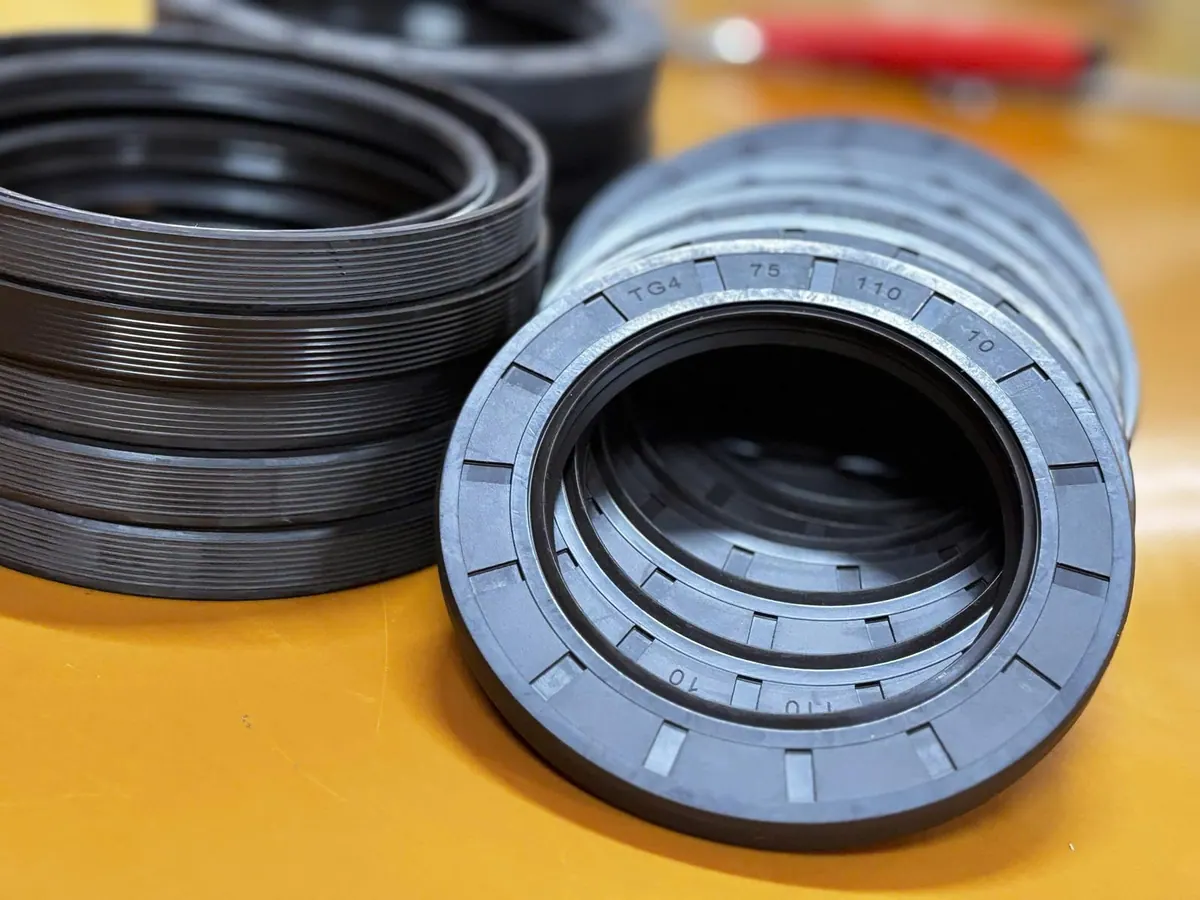 Phớt chắn dầu dựng đứng trên bàn vàng cam