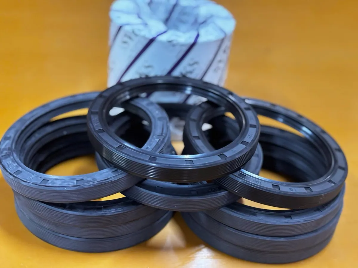 Phớt chắn dầu xếp lộn xộn trên bàn vàng cam