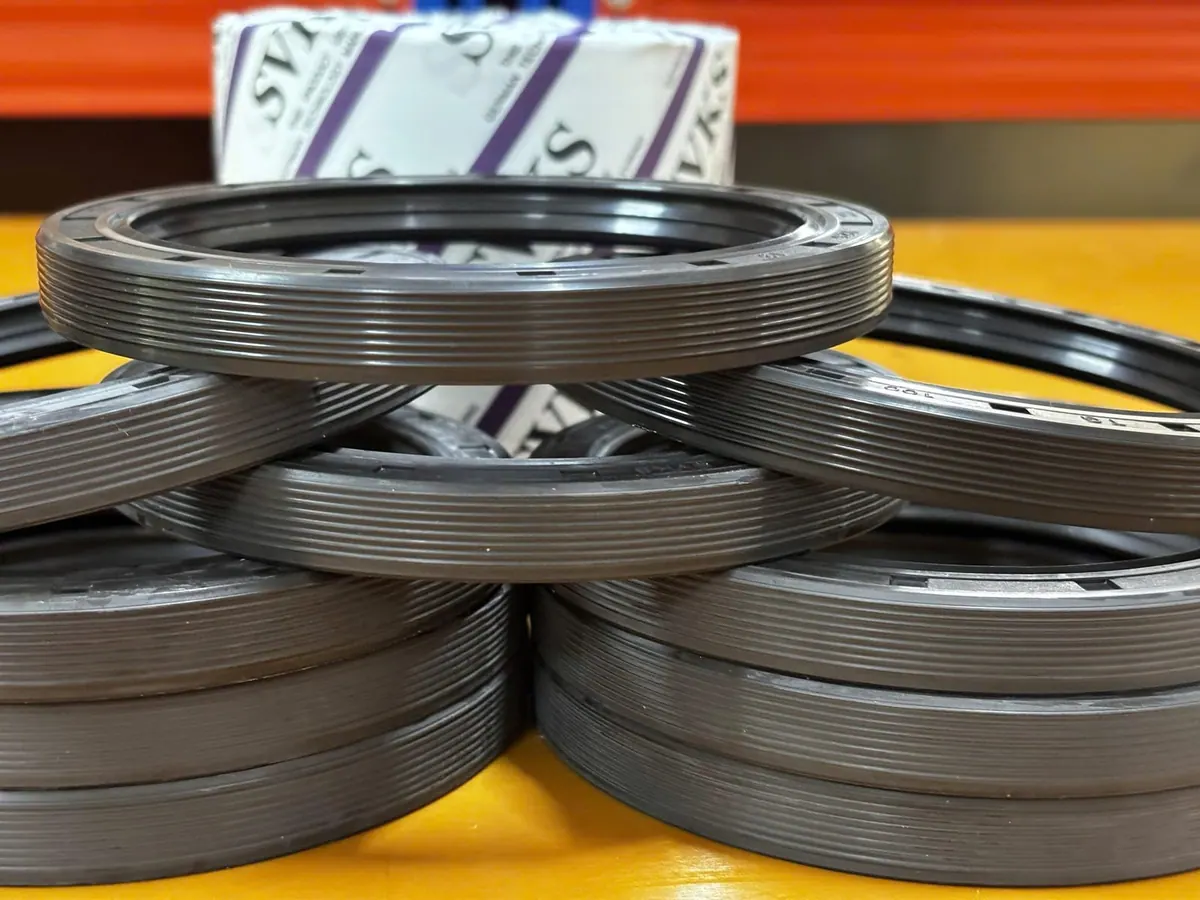 Các chồng phớt chắn dầu xếp cột cạnh cuộn phớt