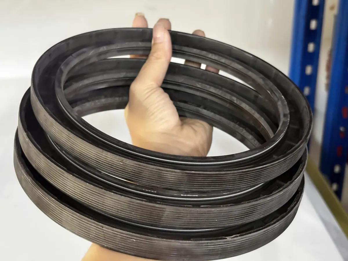 Tay đỡ chiếc phớt chắn dầu cỡ rất lớn