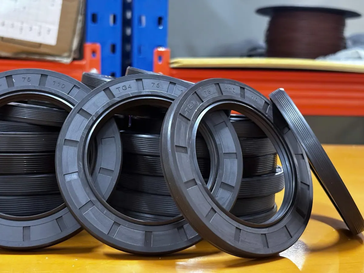 Phớt chắn dầu xếp toả trên bàn vàng cam, một chiếc dựng đứng