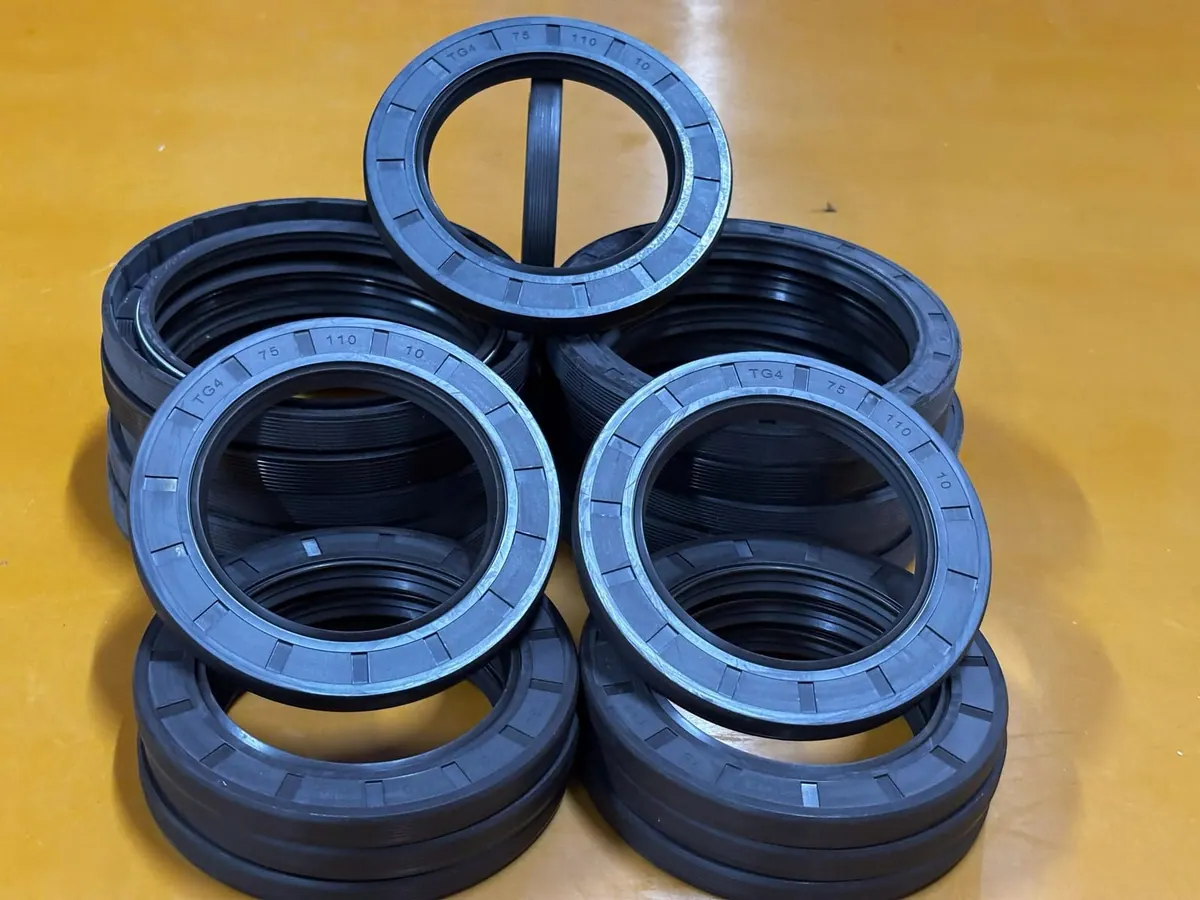 Phớt chắn dầu xếp thành cụm trên bàn vàng cam