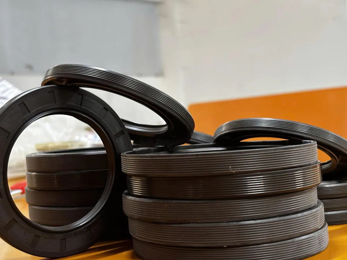 Phớt chắn dầu xếp chồng cạnh chiếc dựng đứng