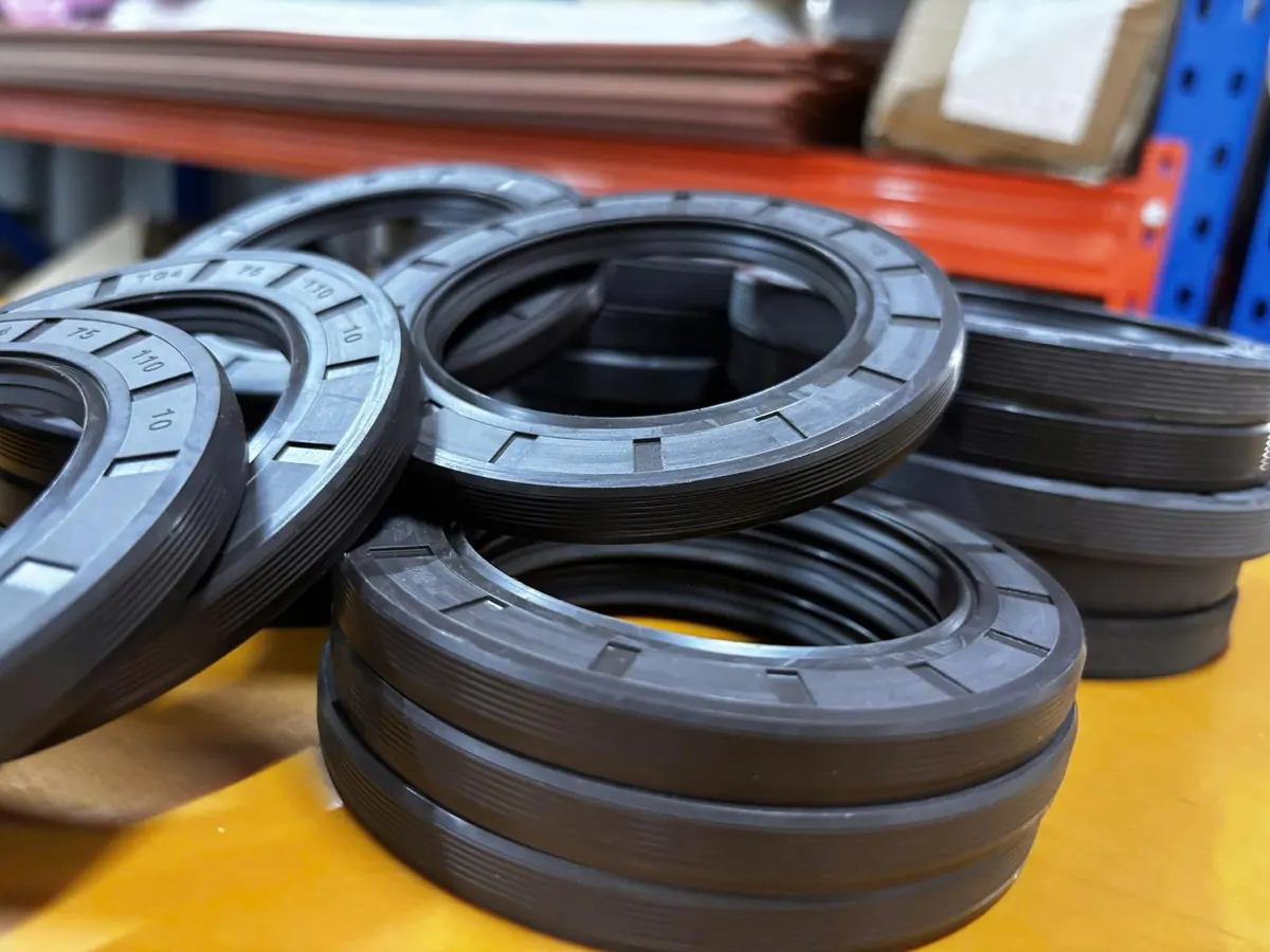 Phớt chắn dầu xếp chồng lệch trên bàn vàng cam