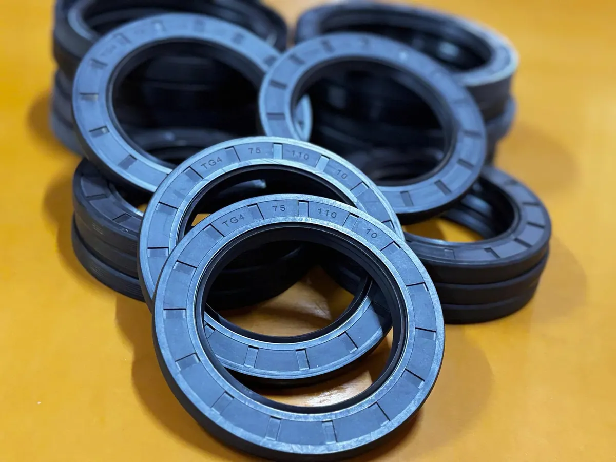 Phớt chắn dầu xếp chồng nghiêng trên bàn vàng cam