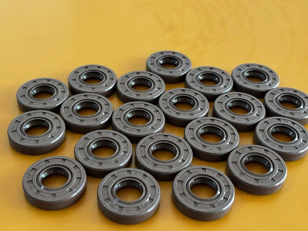 Phớt Viton nhiều cỡ rải đều trên bàn vàng cam