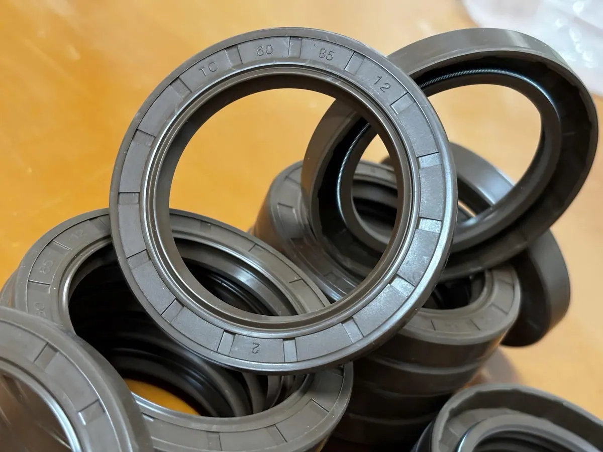 Phớt Viton cỡ lớn xếp chồng nghiêng trên bàn gỗ