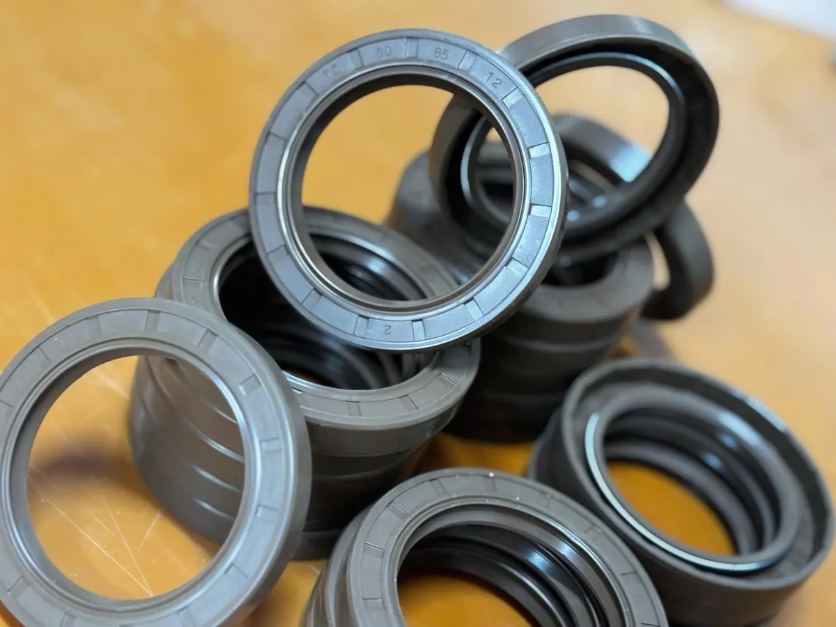 Phớt Viton và phớt đen xếp lộn xộn trên bàn gỗ