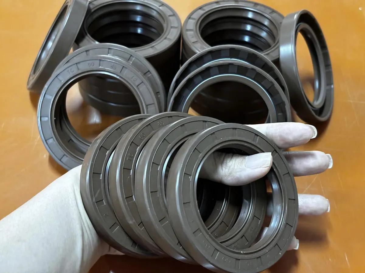 Tay giữ các chồng phớt xếp cột trên bàn gỗ