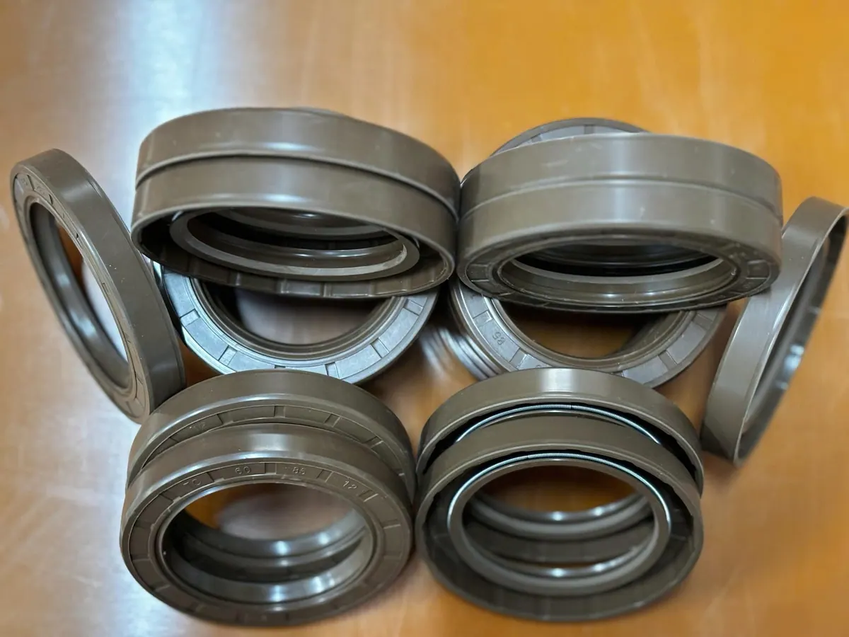 Các chồng phớt xếp cột cạnh nhau trên bàn gỗ