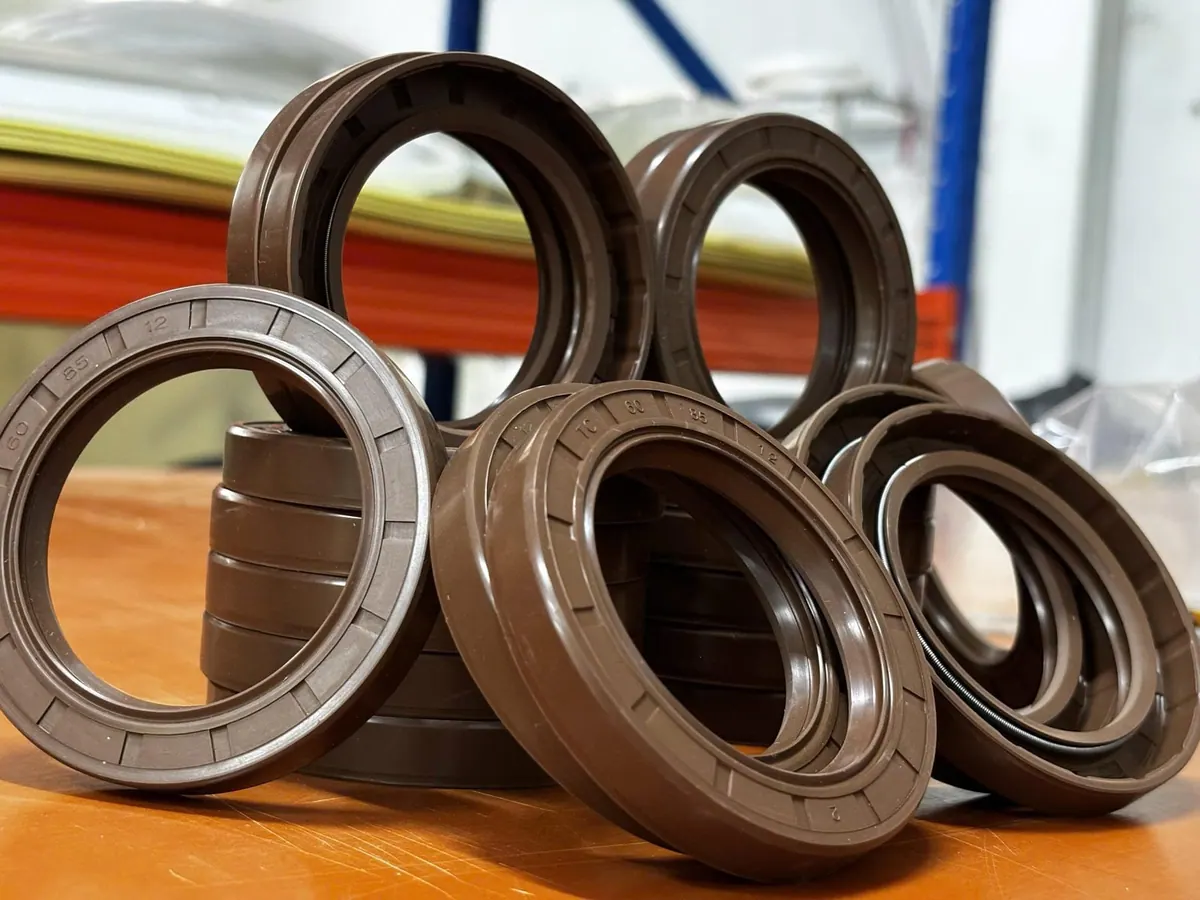 Phớt Viton cỡ lớn xếp toả trên bàn gỗ