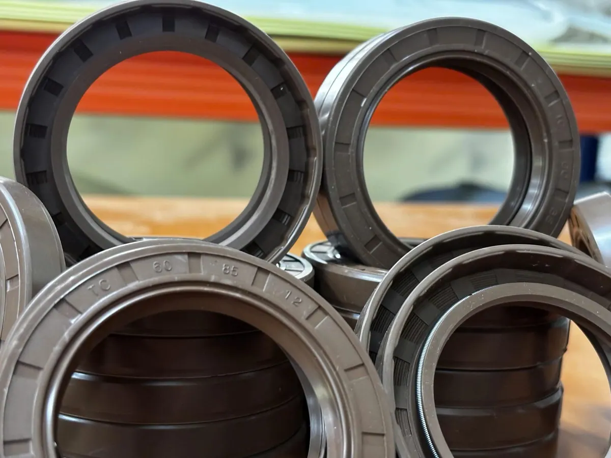 Phớt Viton cỡ lớn xếp chồng trên bàn gỗ