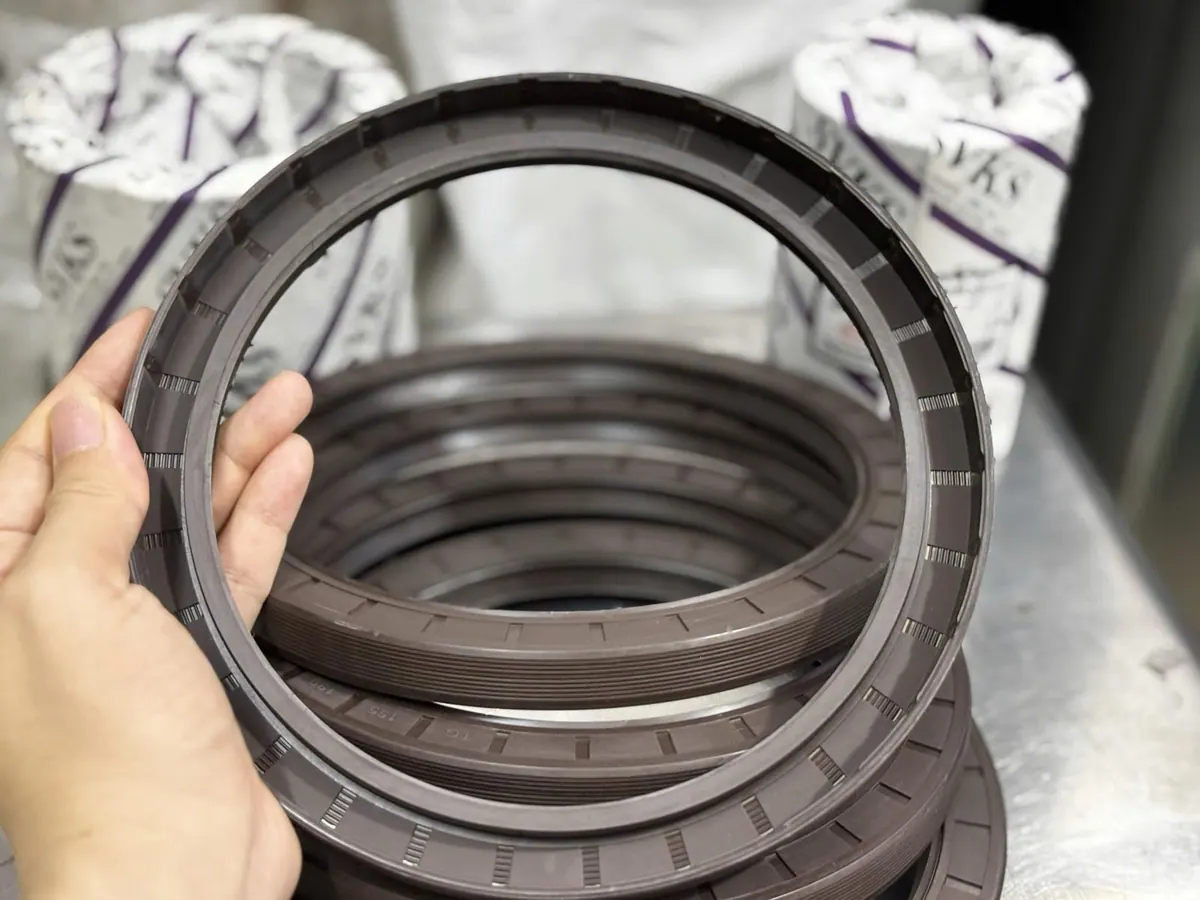 Tay đỡ chiếc phớt Viton cỡ rất lớn