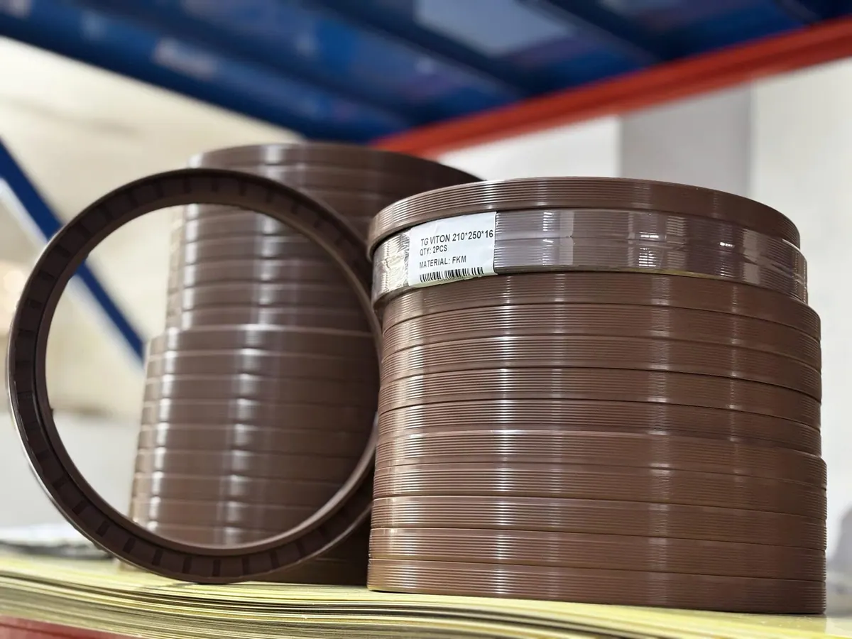 Chồng phớt Viton cỡ lớn dựng cạnh chồng nằm