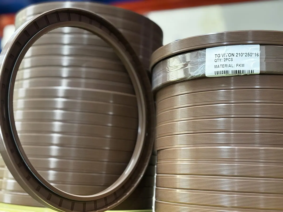 Chiếc phớt Viton cỡ lớn dựng cạnh chồng phớt dán nhãn