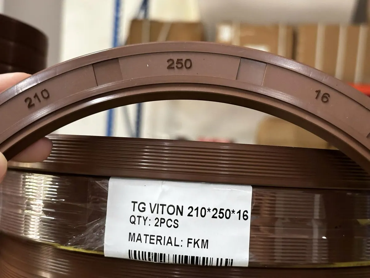 Chiếc phớt Viton cỡ rất lớn cạnh nhãn ghi quy cách