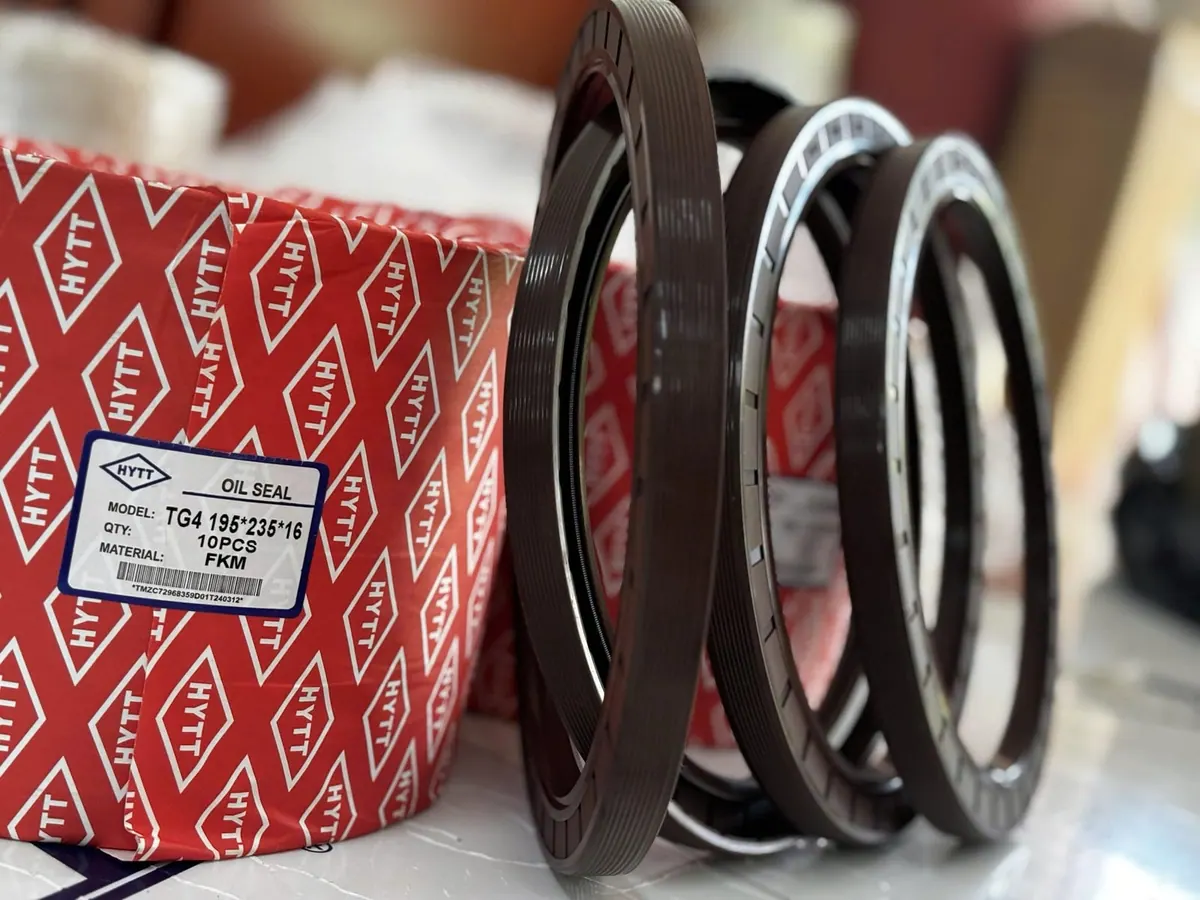 Phớt Viton và phớt đen xếp cạnh hộp hãng