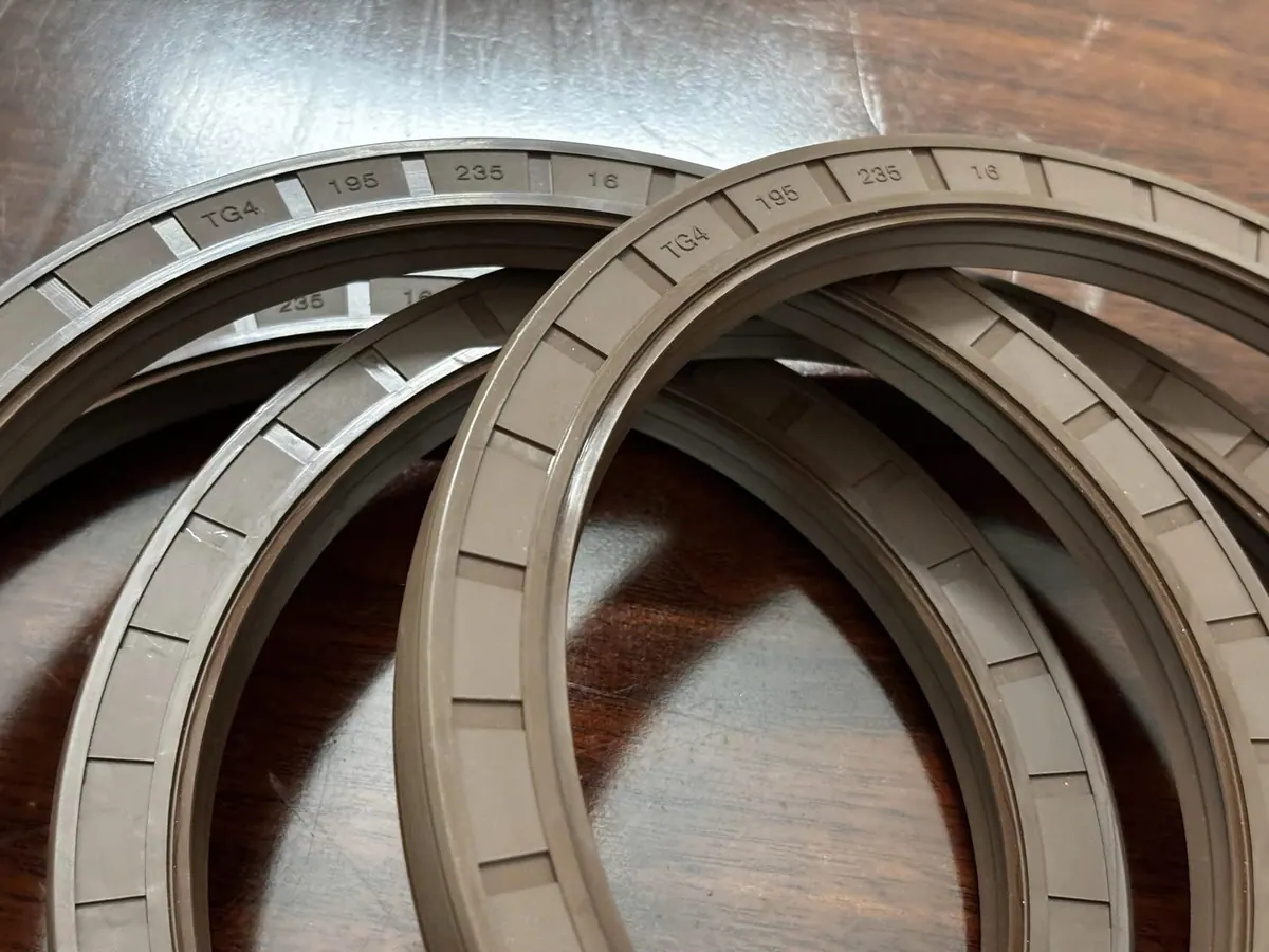 Phớt Viton cỡ lớn xếp chồng nghiêng trên bàn gỗ
