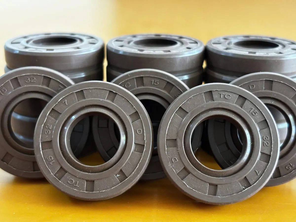 Các chồng phớt Viton xếp cột cạnh nhau