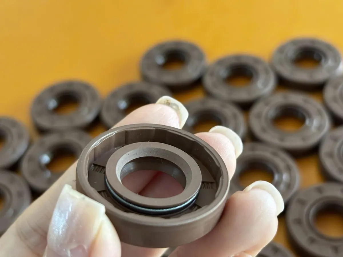 Tay cầm chiếc phớt Viton trước hàng rời trên bàn vàng