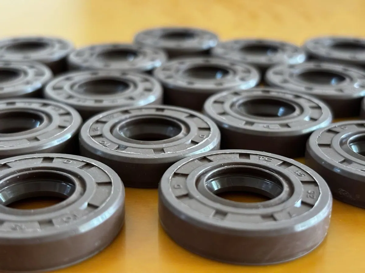 Phớt Viton nhiều cỡ rải trên bàn vàng cam