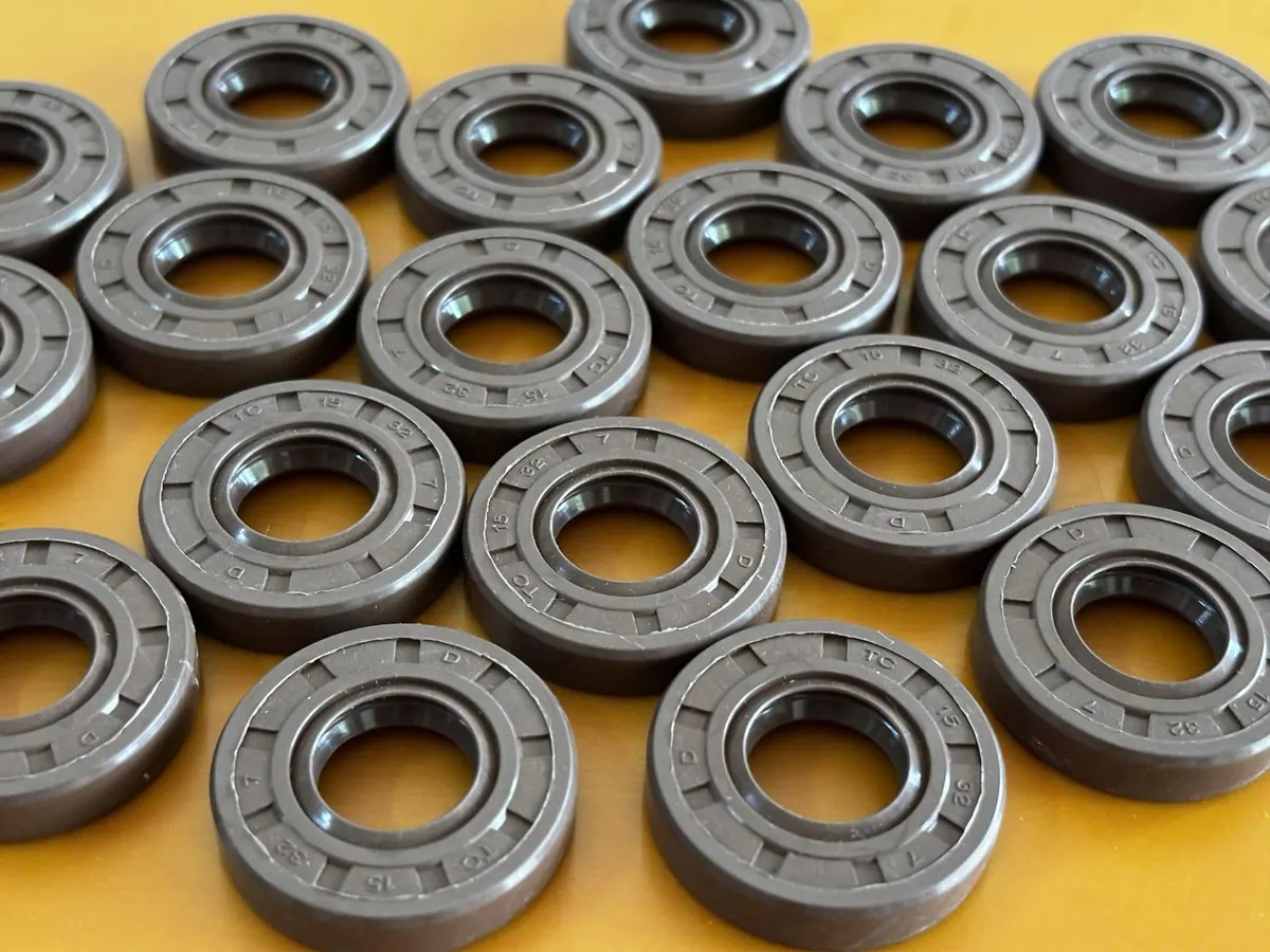Phớt Viton xếp thưa đều trên bàn vàng cam