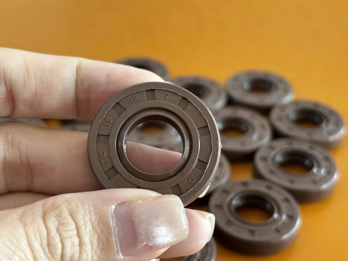 Tay cầm chiếc phớt Viton cỡ nhỏ