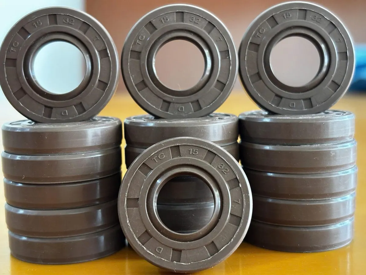 Các chồng phớt Viton xếp cột trên bàn vàng