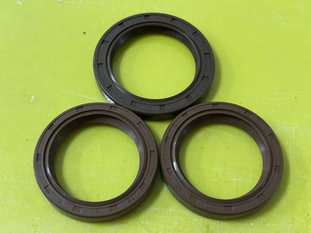 Ba chiếc phớt Viton xếp trên bàn vàng chanh