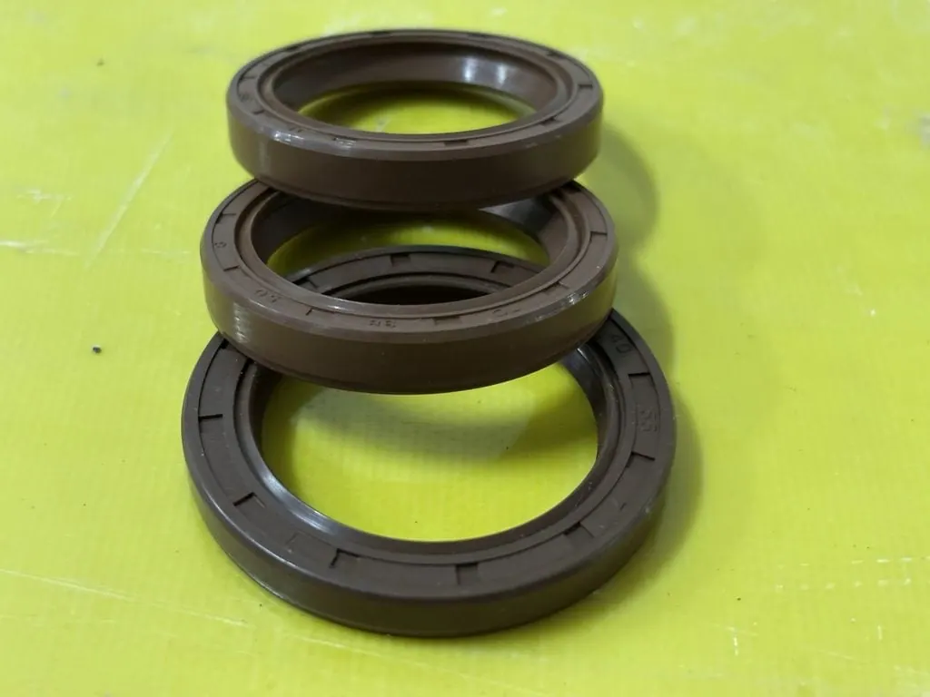 Ba chiếc phớt Viton xếp chồng trên bàn vàng chanh