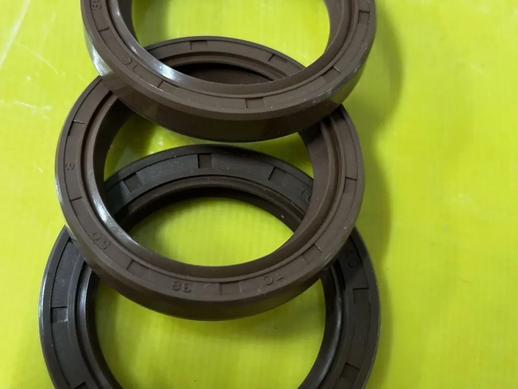 Phớt chắn dầu TC 30x40x8, phớt Viton xếp chồng nghiêng trên bàn vàng chanh