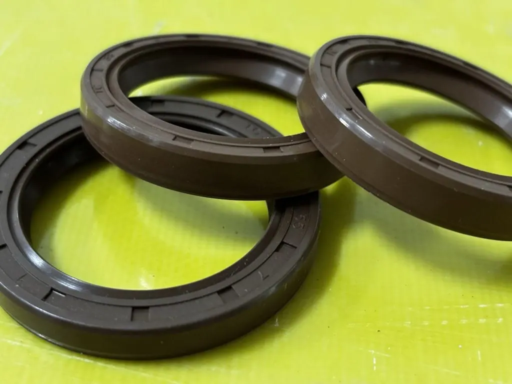 Ba chiếc phớt Viton nằm cạnh nhau trên bàn vàng