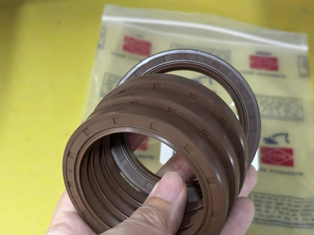 Tay cầm chiếc phớt Viton cỡ lớn trước bao bì