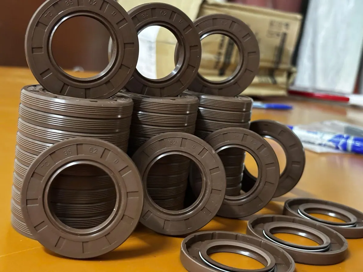 Các chồng phớt Viton xếp đứng trên bàn gỗ