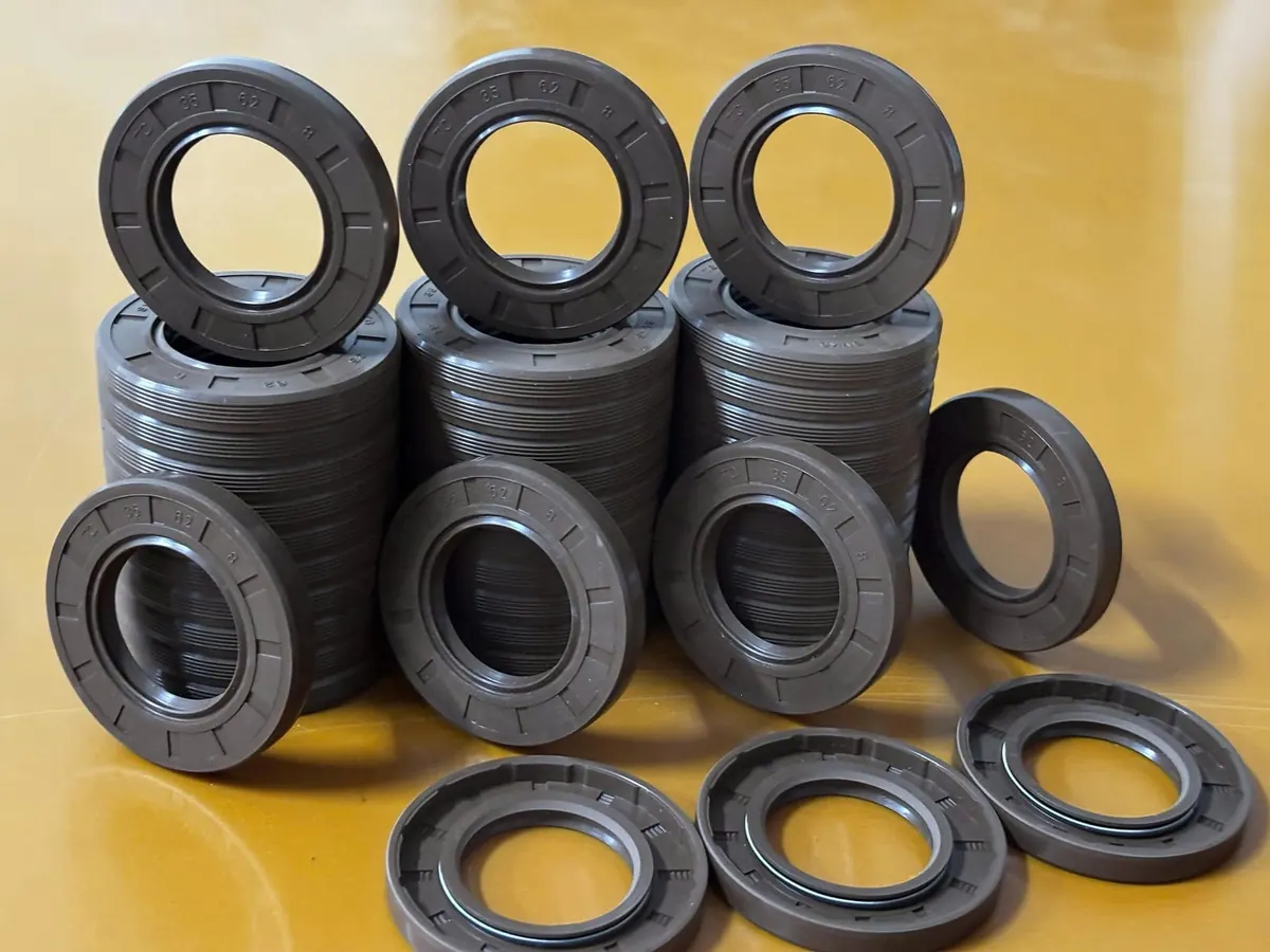 Các chồng phớt Viton đen và nâu xếp thành cột