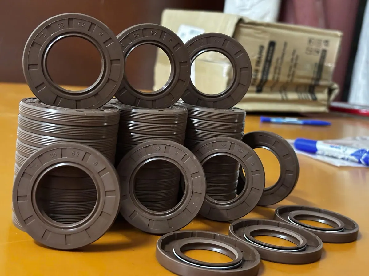 Các chồng phớt Viton xếp cột trên bàn gỗ