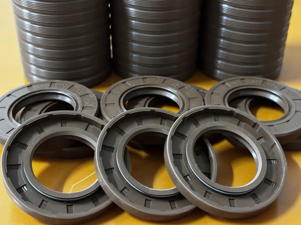 Phớt Viton xếp rời trước các chồng phớt trên bàn vàng