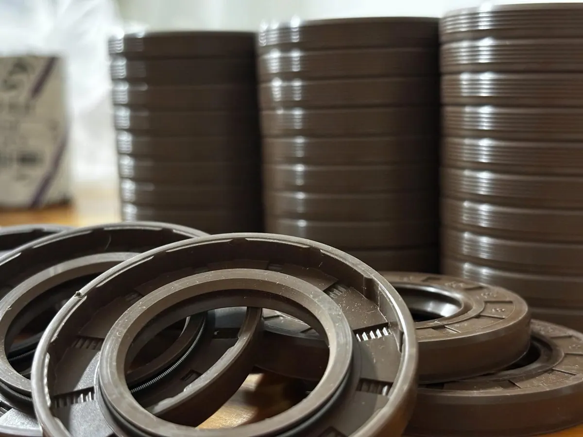 Phớt Viton nằm nghiêng trước chồng phớt xếp cột