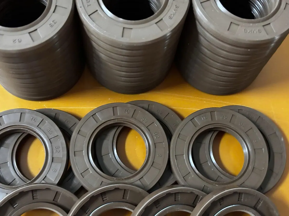 Các chồng phớt Viton xếp cột trên bàn vàng cam