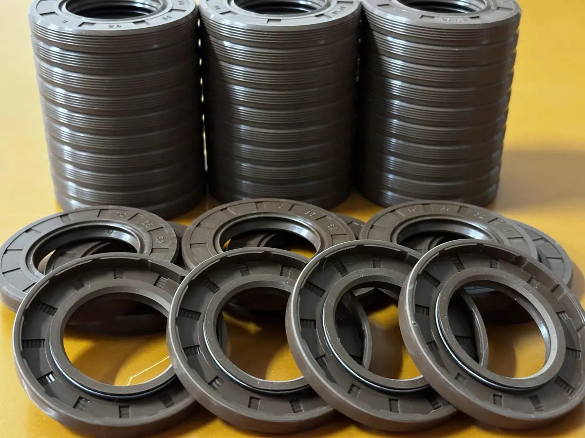 Phớt Viton nằm nghiêng trước dãy chồng phớt