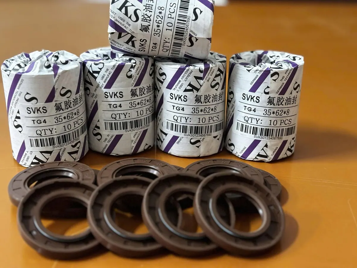 Các cuộn phớt bọc giấy nhãn hãng xếp kim tự tháp