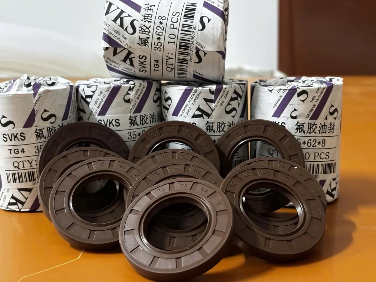 Cuộn phớt bọc giấy nhãn hãng và phớt rời phía trước