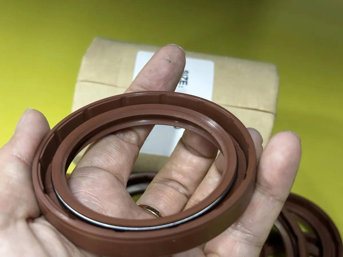 Tay cầm chiếc phớt Viton cạnh cuộn phớt bọc giấy