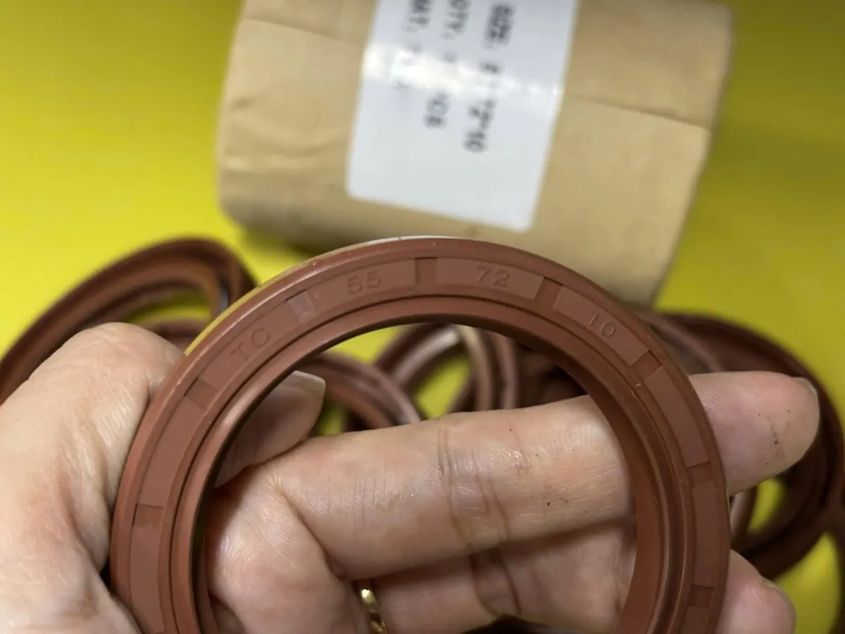 Tay giữ chiếc phớt Viton trước cuộn phớt bọc giấy