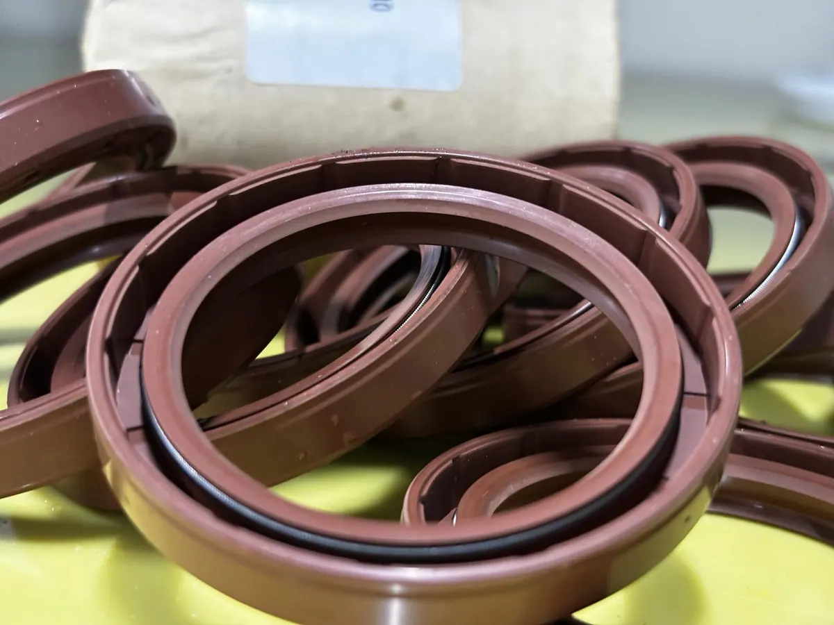 Phớt Viton cỡ lớn xếp chồng nghiêng trên bàn vàng